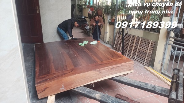 Dịch vụ vận chuyển gỗ phản 800 kg vào trong nhà