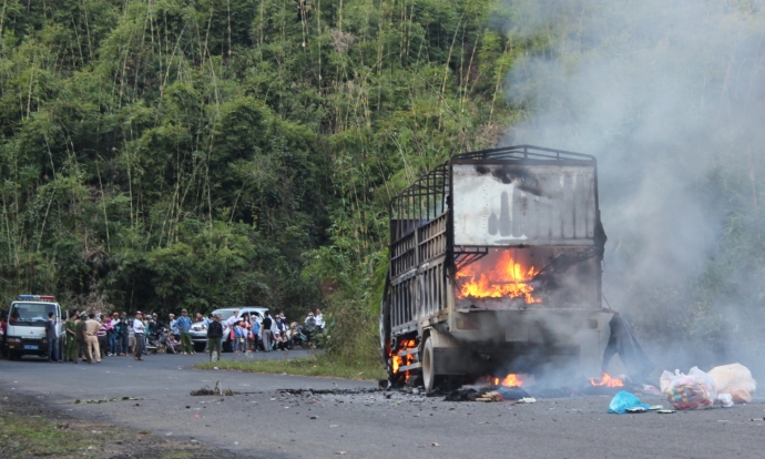 chiếc xe tải cháy rụi