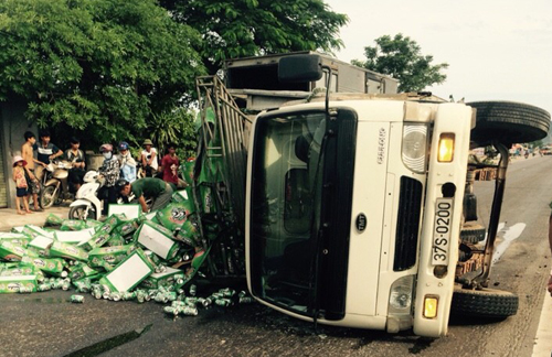 xe tải cho thuê chở bia bị lật