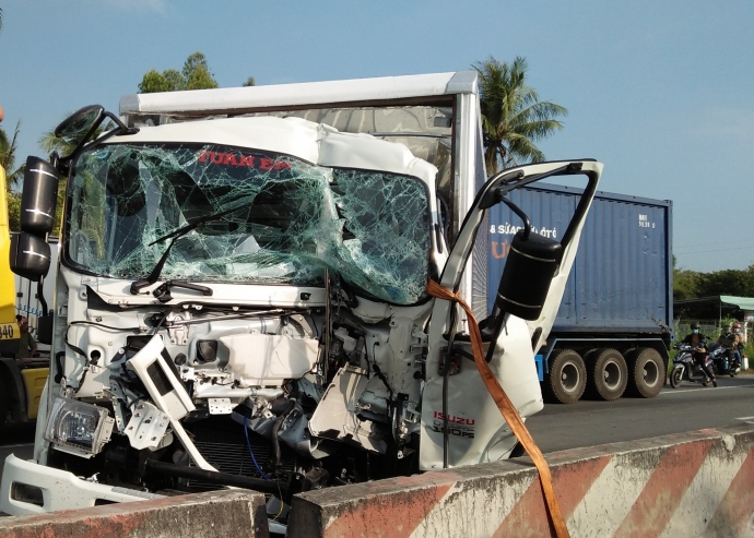  Hai xe tải đâm nhau, một tài xế đứt lìa chân bị kẹt trong cabin
